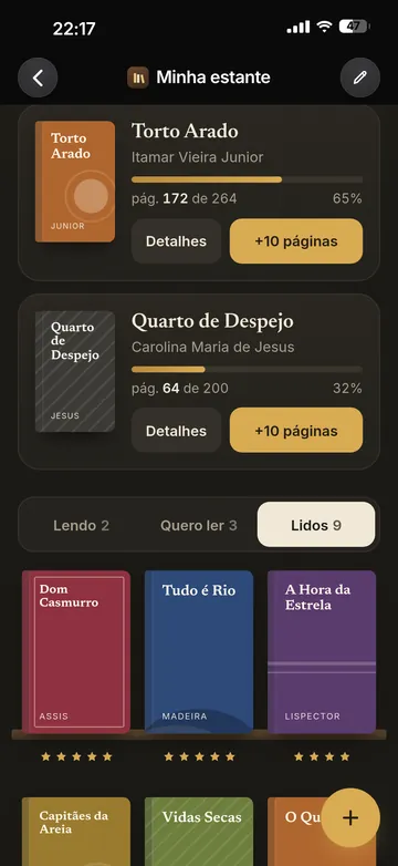 App Minha estante em estilo dark academia: livros em leitura com barra de progresso e capas de clássicos brasileiros na prateleira.